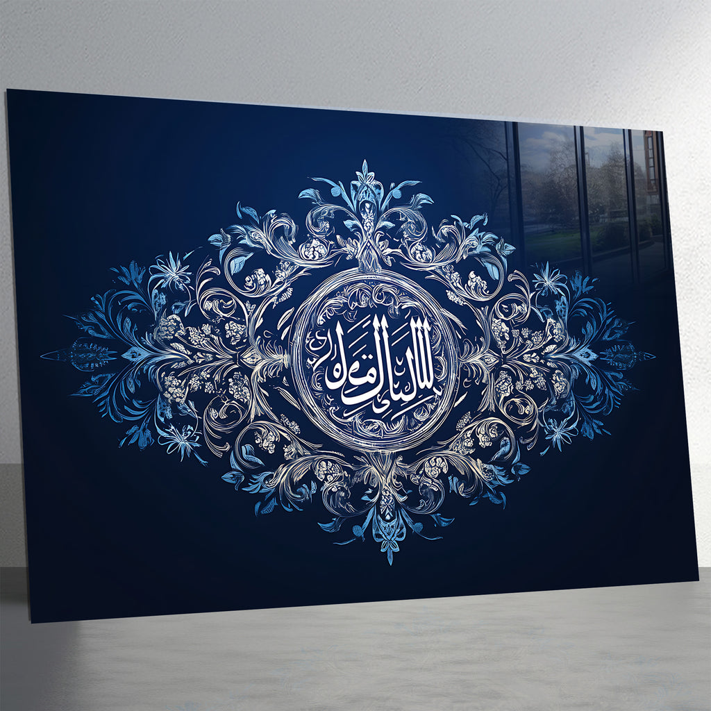İslami Hat Sanatı Temperli Cam Tablo – “Lillâhi Darruke Min Fetâ” (Allah Seni Ne Güzel Yiğit Yaratmış) Lacivert & Gümüş Modern Dini Dekor, Premium UV Baskı