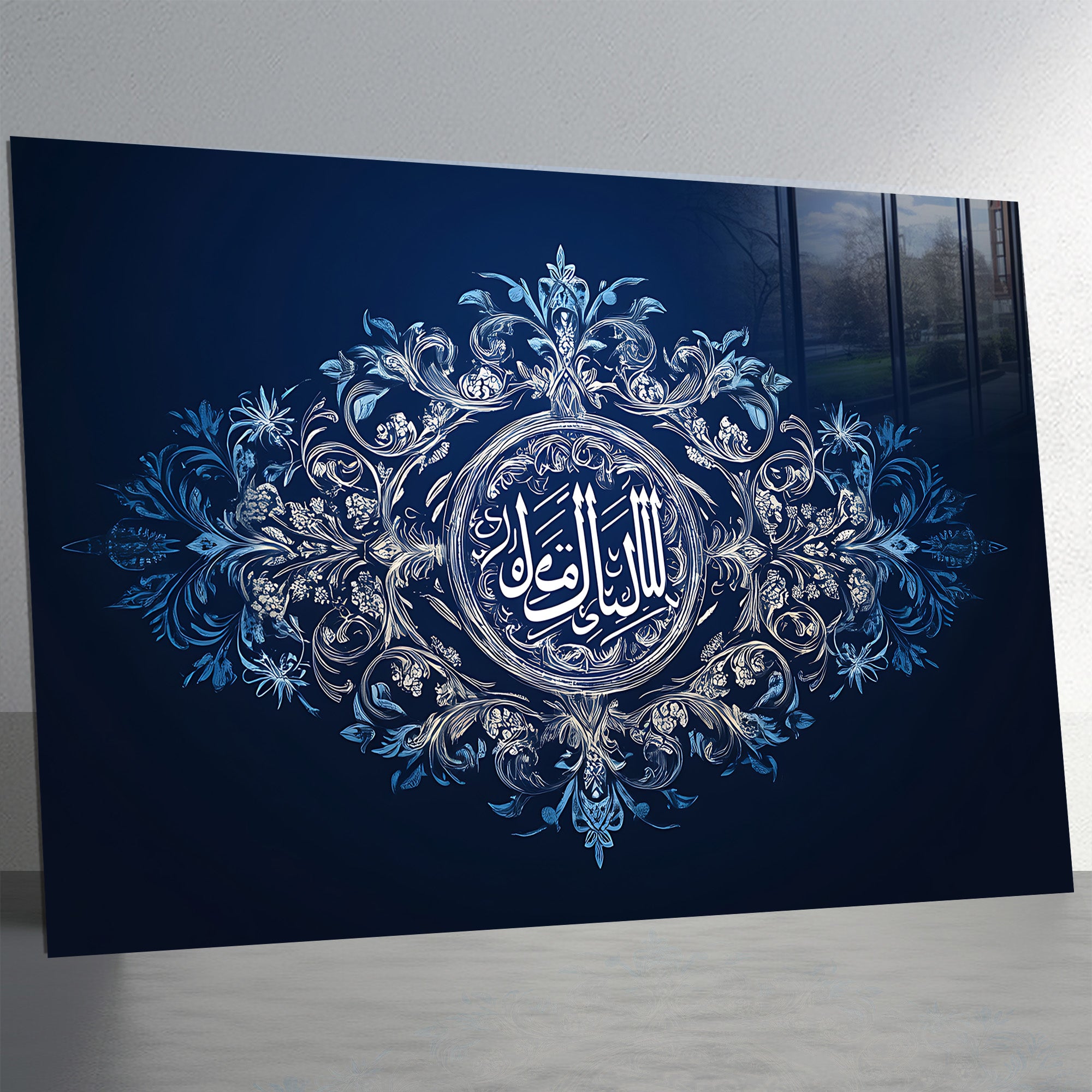 İslami Hat Sanatı Temperli Cam Tablo – “Lillâhi Darruke Min Fetâ” (Allah Seni Ne Güzel Yiğit Yaratmış) Lacivert & Gümüş Modern Dini Dekor, Premium UV Baskı