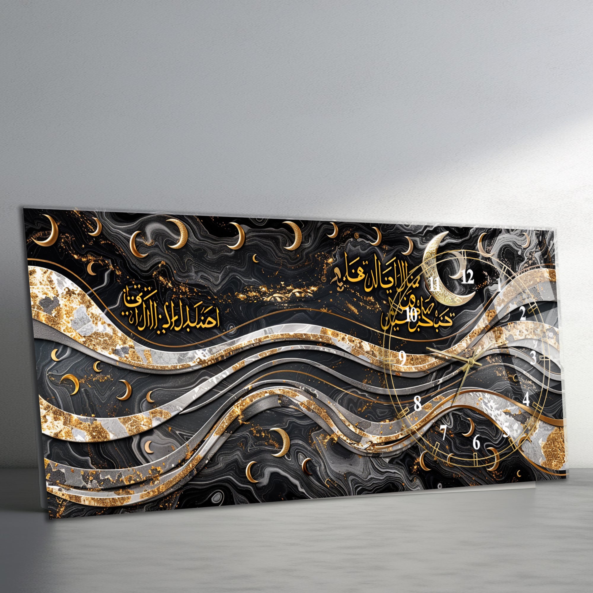 Temperli Cam İslami Duvar Saati – İnne Me’al Usri Yusrâ Ayeti, Siyah Gold Dalgalı Mermer Tasarım