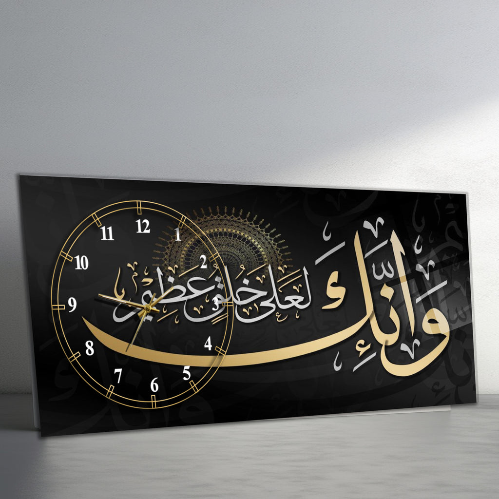 Temperli Cam İslami Duvar Saati – Ve inneke le’alâ khuluqin azîm Hat Sanatı, Siyah Gold Tasarım