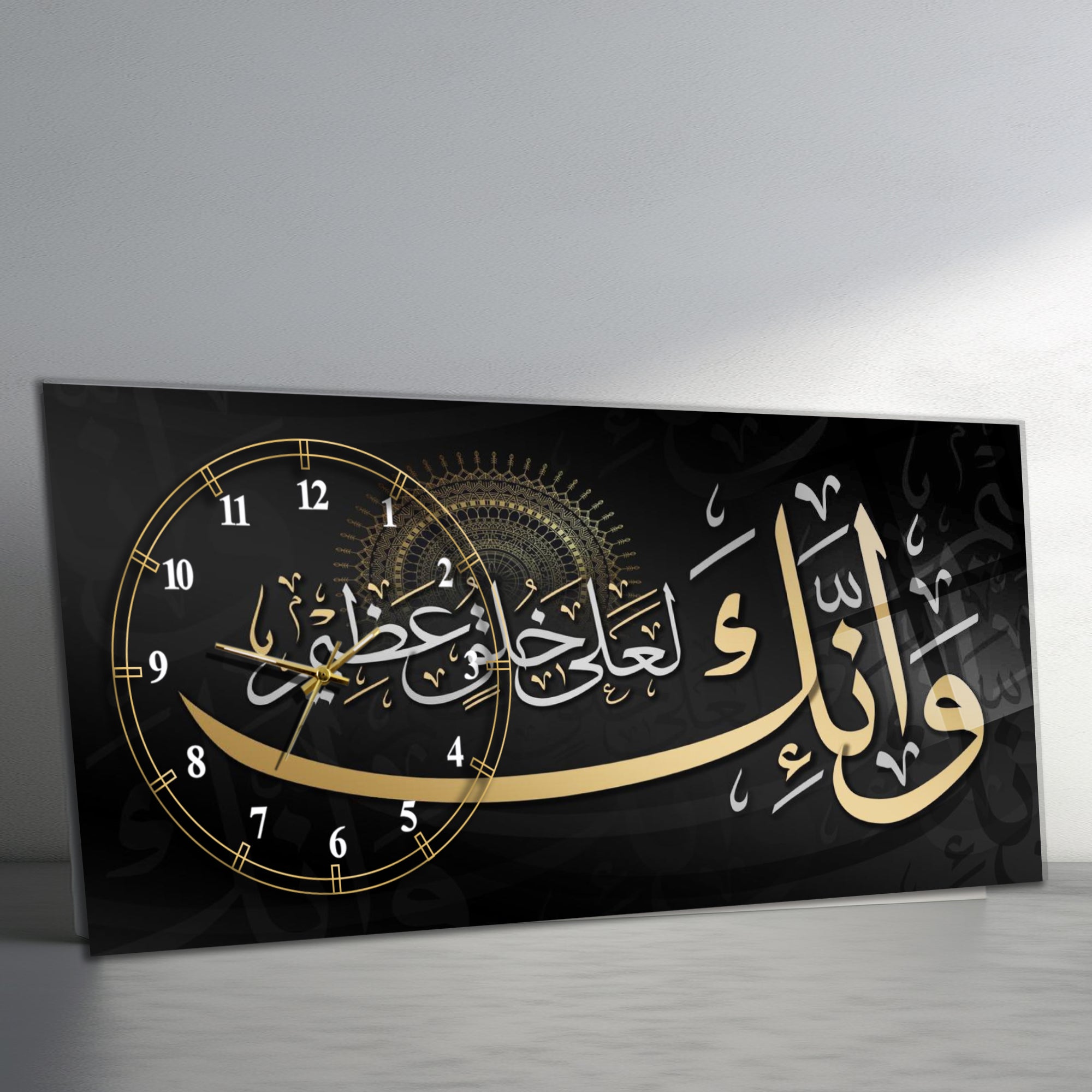 Temperli Cam İslami Duvar Saati – Ve inneke le’alâ khuluqin azîm Hat Sanatı, Siyah Gold Tasarım