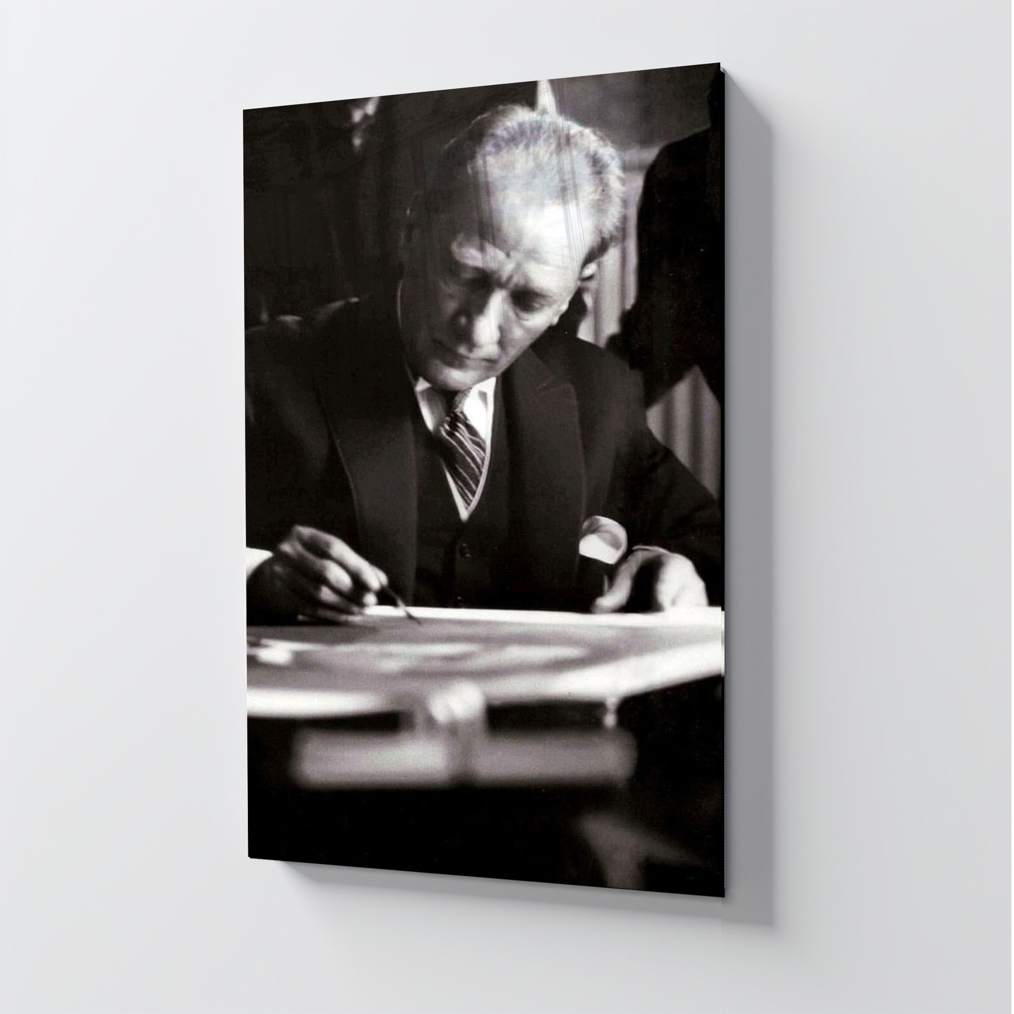 Atatürk Temalı Temperli Cam Duvar Tablosu – Premium UV Baskı, Modern & Şık Dekor