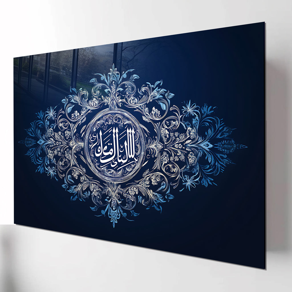 İslami Hat Sanatı Temperli Cam Tablo – “Lillâhi Darruke Min Fetâ” (Allah Seni Ne Güzel Yiğit Yaratmış) Lacivert & Gümüş Modern Dini Dekor, Premium UV Baskı