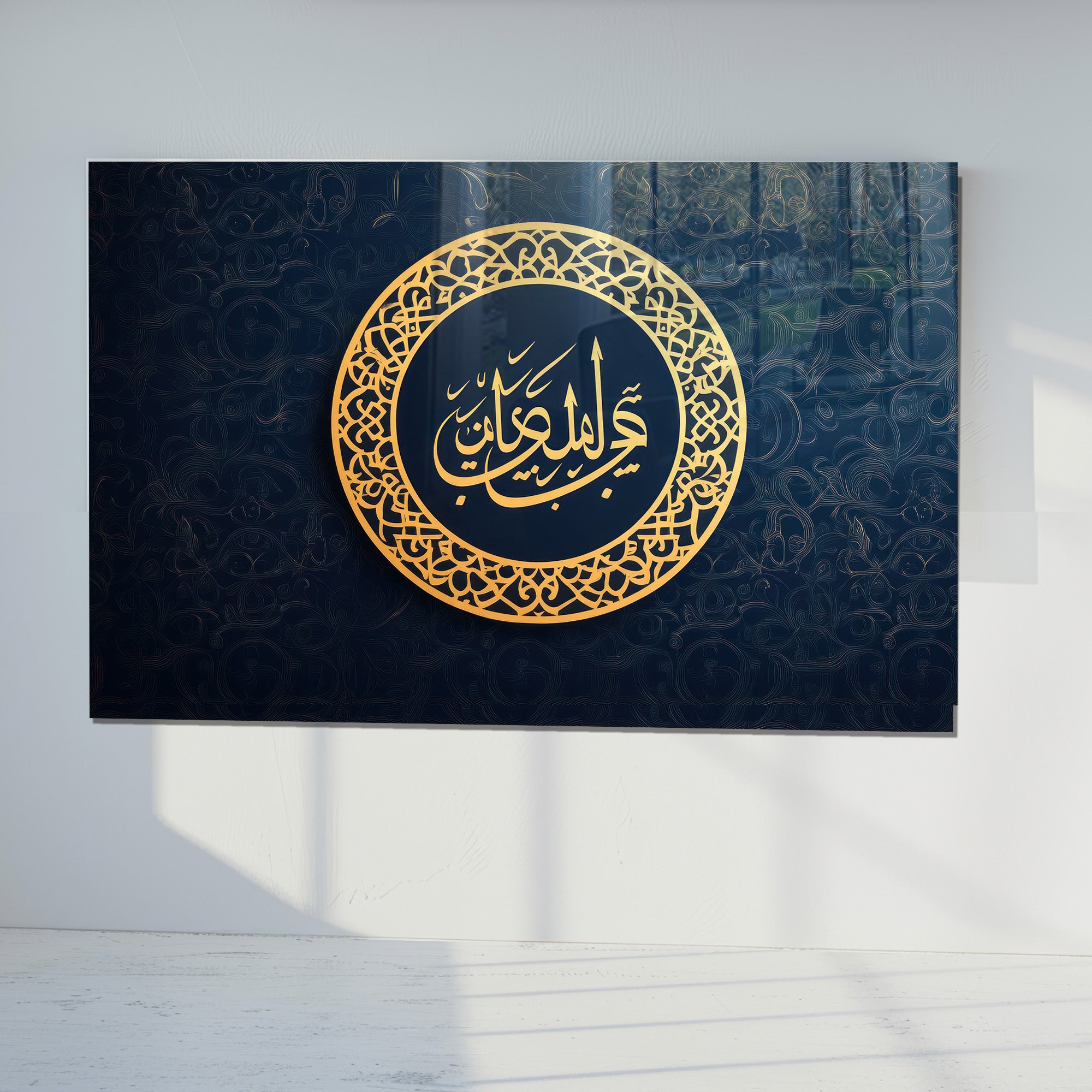 İslami Hat Sanatı Temperli Cam Tablo – “Tahta Akdâmi’l-Ummihât” (Cennet Annelerin Ayakları Altındadır) Lacivert & Altın Modern Dini Dekor, Premium UV Baskı