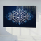 İslami Hat Sanatı Temperli Cam Tablo – “Lillâhi Darruke Min Fetâ” (Allah Seni Ne Güzel Yiğit Yaratmış) Lacivert & Gümüş Modern Dini Dekor, Premium UV Baskı