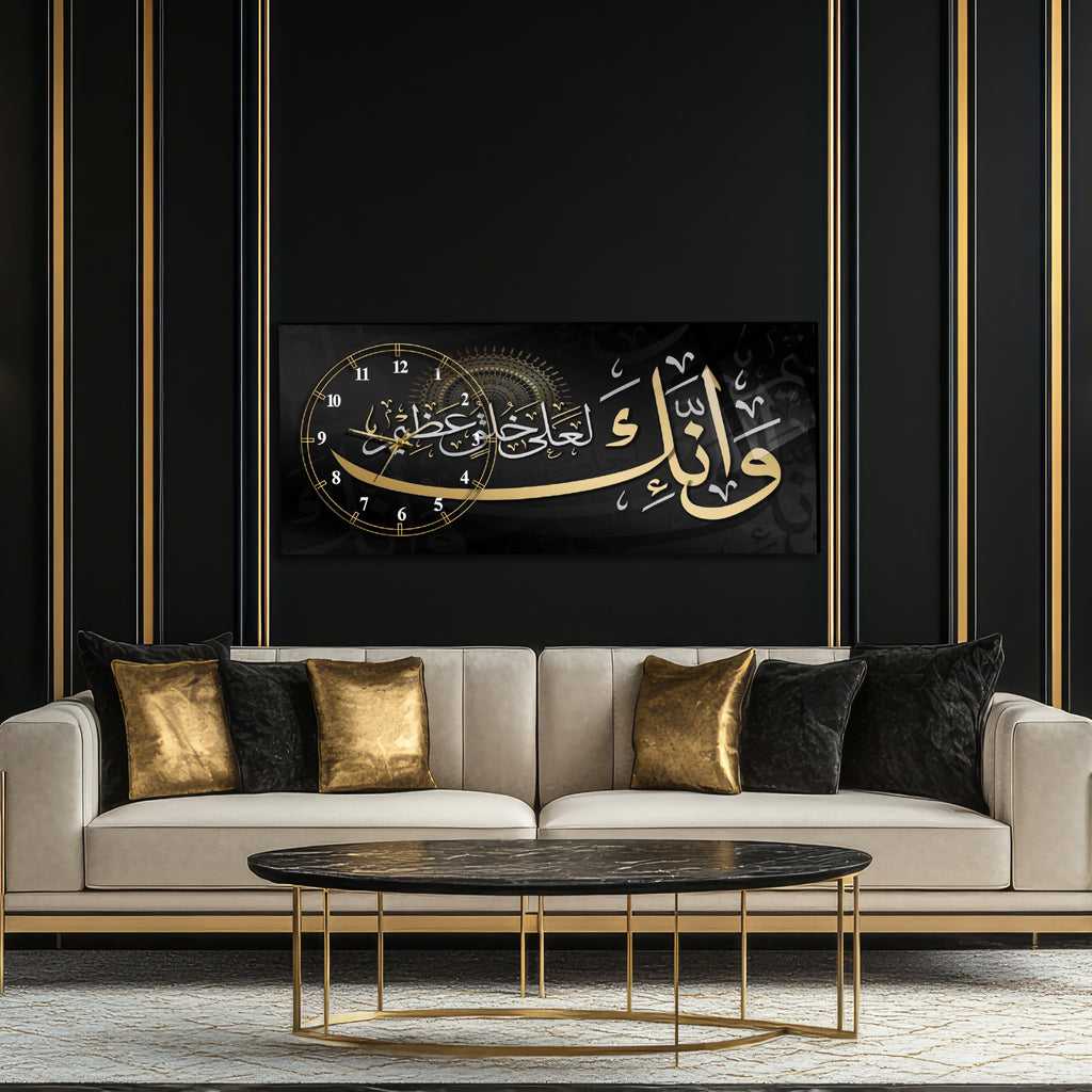 Temperli Cam İslami Duvar Saati – Ve inneke le’alâ khuluqin azîm Hat Sanatı, Siyah Gold Tasarım