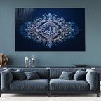 İslami Hat Sanatı Temperli Cam Tablo – “Lillâhi Darruke Min Fetâ” (Allah Seni Ne Güzel Yiğit Yaratmış) Lacivert & Gümüş Modern Dini Dekor, Premium UV Baskı