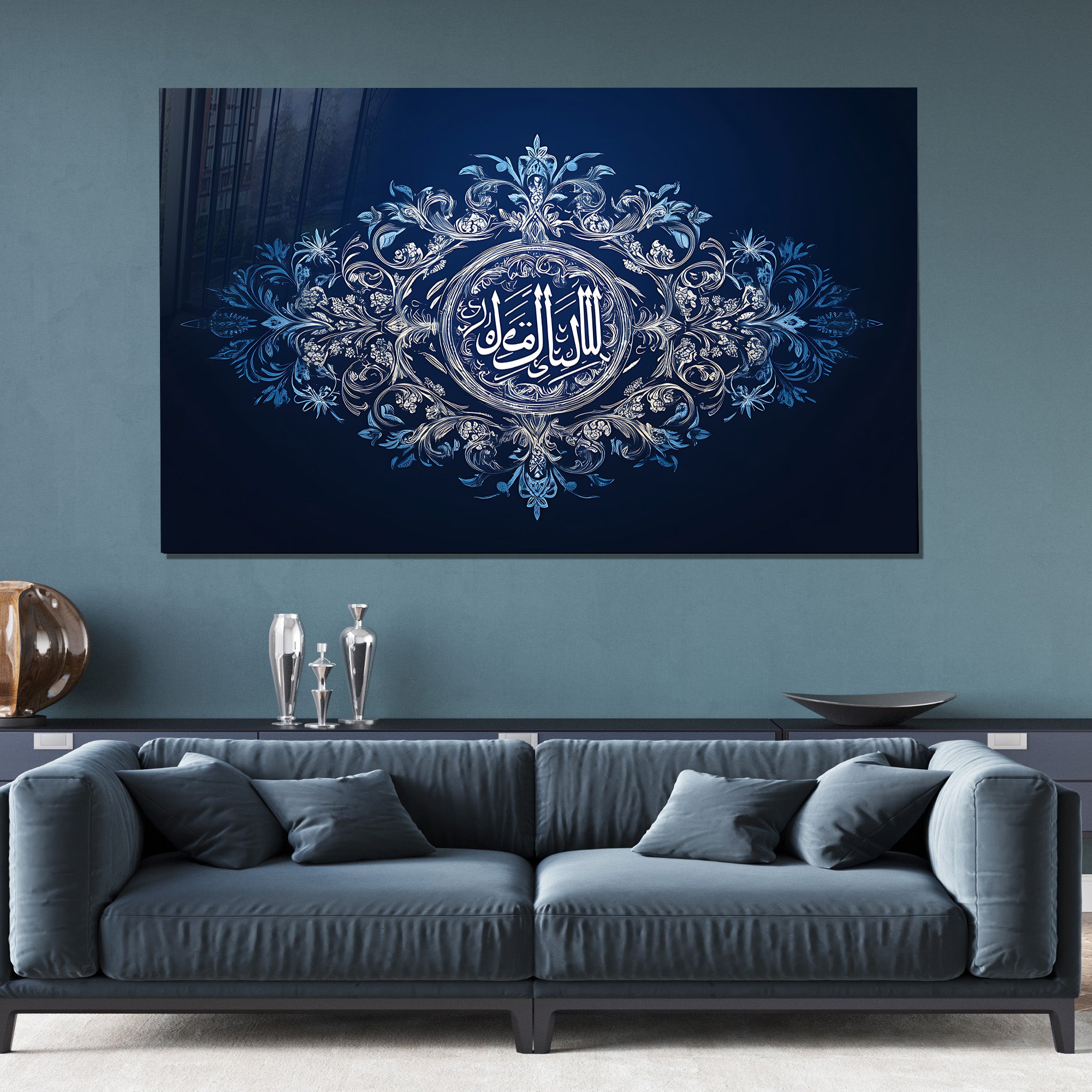 İslami Hat Sanatı Temperli Cam Tablo – “Lillâhi Darruke Min Fetâ” (Allah Seni Ne Güzel Yiğit Yaratmış) Lacivert & Gümüş Modern Dini Dekor, Premium UV Baskı
