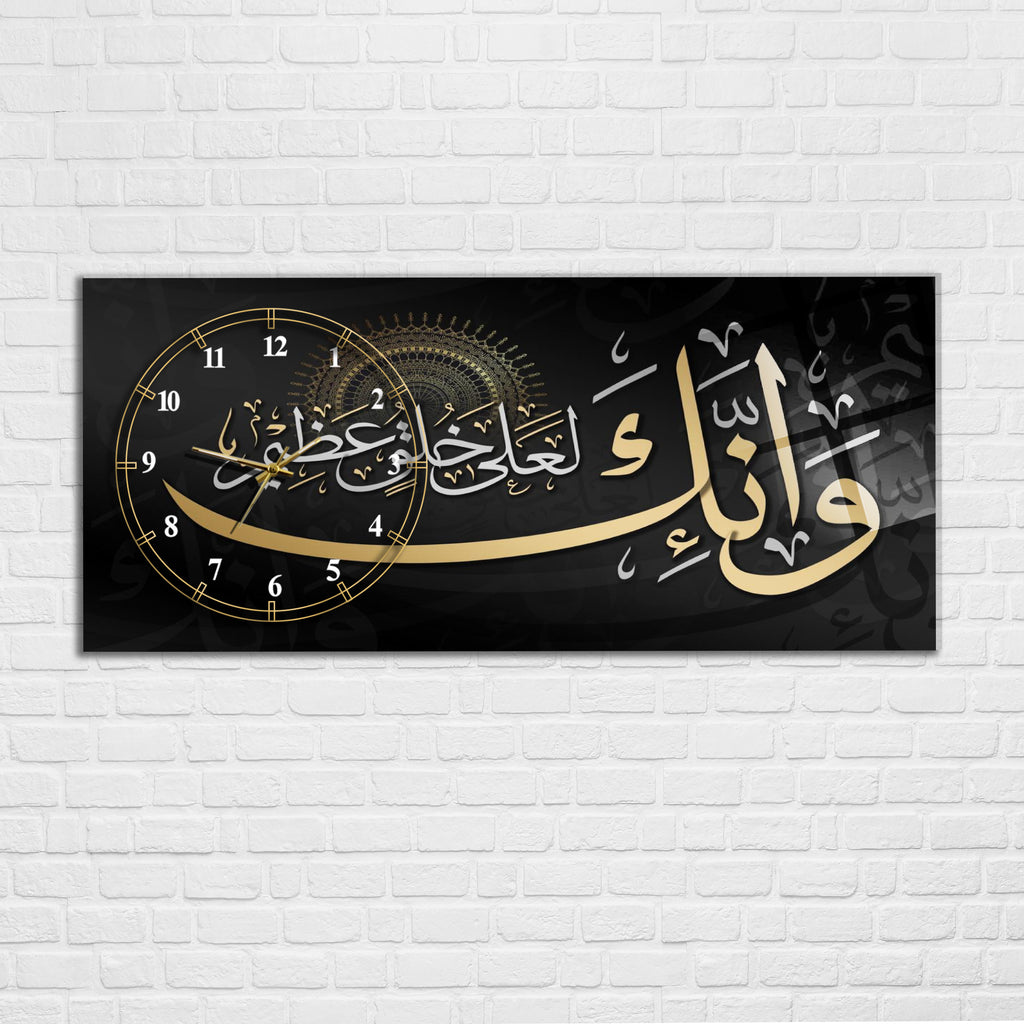 Temperli Cam İslami Duvar Saati – Ve inneke le’alâ khuluqin azîm Hat Sanatı, Siyah Gold Tasarım