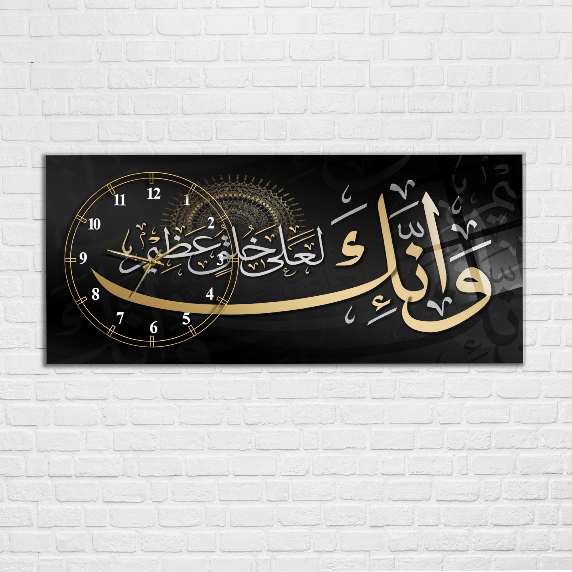 Temperli Cam İslami Duvar Saati – Ve inneke le’alâ khuluqin azîm Hat Sanatı, Siyah Gold Tasarım