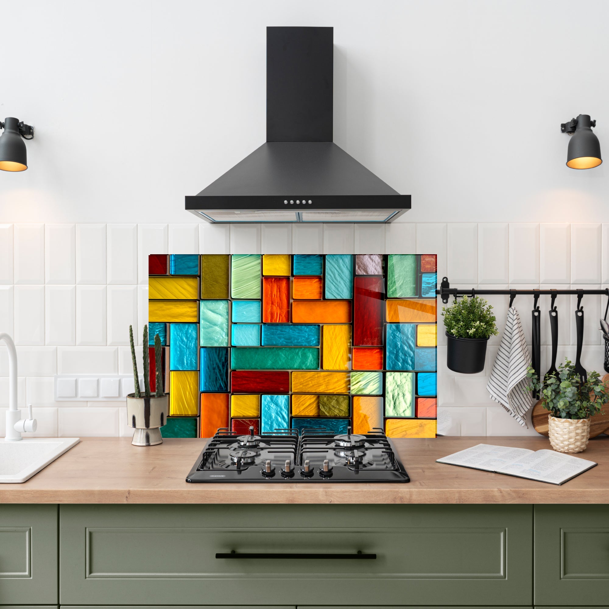 Renkli Vitray Desenli Ocak Arkası Temperli Cam Panel – Modern Mutfak Backsplash Dekoru