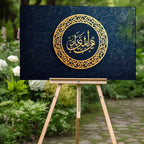 İslami Hat Sanatı Temperli Cam Tablo – “Tahta Akdâmi’l-Ummihât” (Cennet Annelerin Ayakları Altındadır) Lacivert & Altın Modern Dini Dekor, Premium UV Baskı