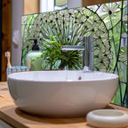 Kara Hindibağ Temalı Vitray Görünümlü Temperli Cam Tablo – Renkli Doğa Duvar Dekoru